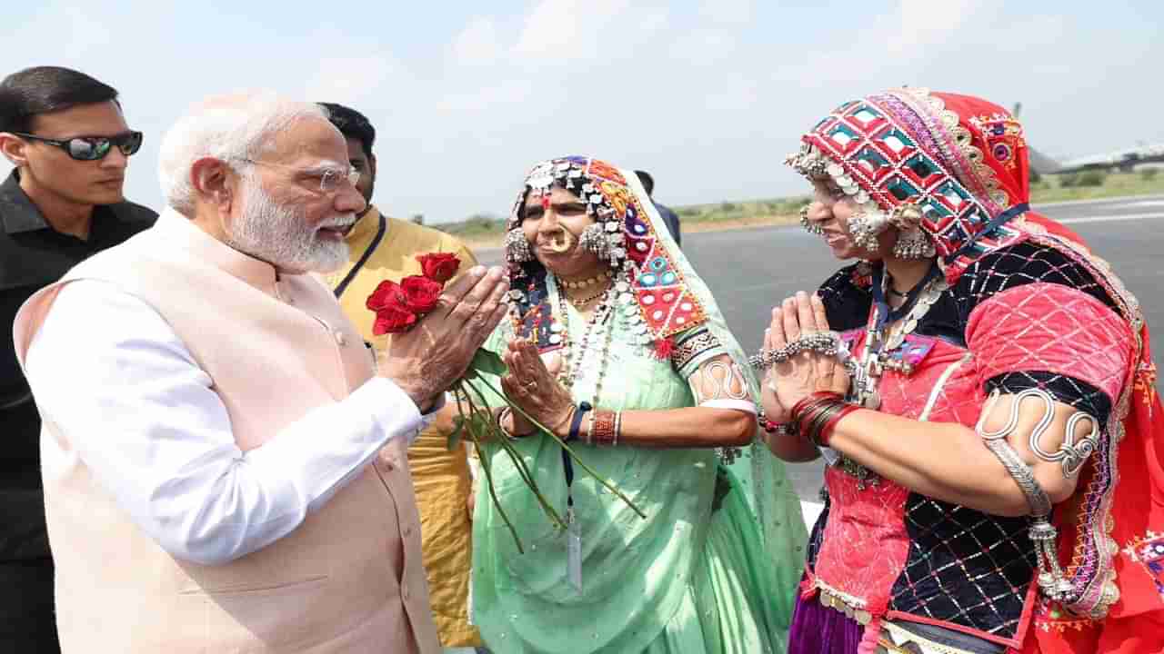 PM Modi: వార్ధా చేరుకున్న ప్రధాని మోదీకి బంజారా మహిళల అపూర్వ స్వాగతం..