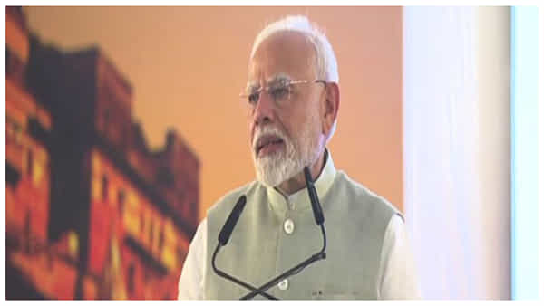 PM Modi: పాలిటిక్స్లోకి రండి.. రాజకీయ వారసత్వం లేని యువతకు ప్రధాని మోదీ పిలుపు