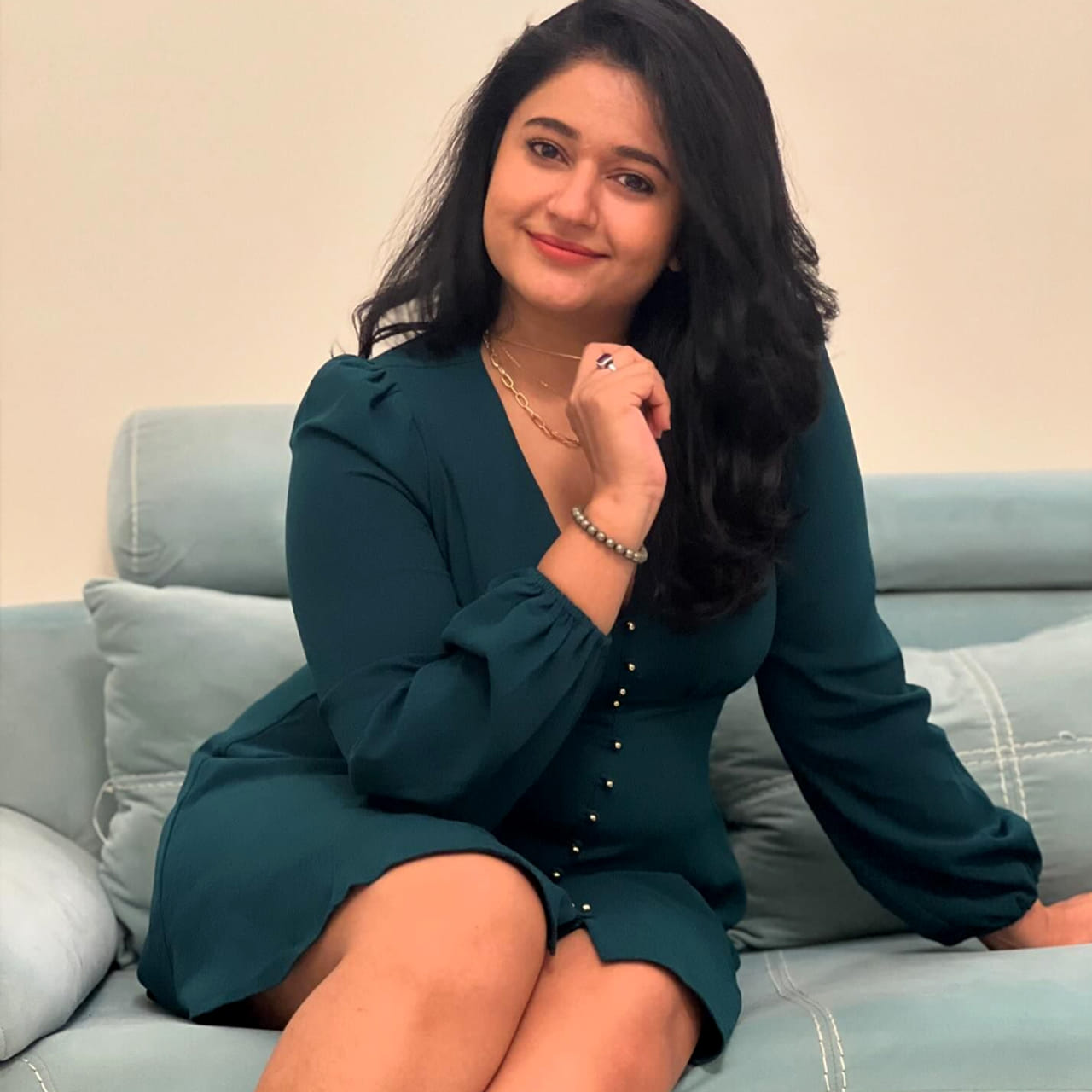 ముద్దుగుమ్మ పూనమ్ 1985 ఏప్రిల్ 5న ముంబైలో జన్మించింది. పంజాబీ కుటుంబానికి చెందిన ఈ అమ్మడు. కాలేజీలో చదువుతున్నప్పుడే మడలింగ్ పై ఆసక్తి పెంచుకుని 2005లో మిస్ పూణె అందాల పోటీలో గెలుపొంది పేరు తెచ్చుకుంది.