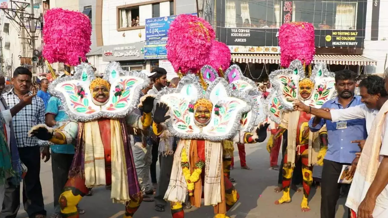  ఆంధ్రప్రదేశ్ రాష్ట్రంలోని విజయనగరం పట్టణంలోని పైడితల్లమ్మ దేవతకి నిర్వహించబడే పండుగని సిరిమానోత్సవం అంటారు.  సిరి అంటే "లక్ష్మీ దేవత అంటే సంపద, శ్రేయస్సు"; మను అంటే "ట్రంక్" లేదా "లాగ్" మరియు ఉత్సవం అంటే పండగ. పూర్తిగా సిరిమానోత్సవం. 