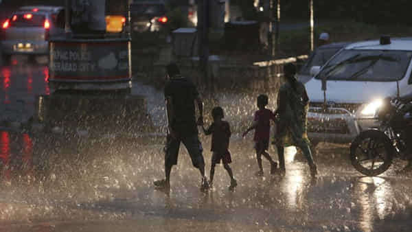 Rain Alert: హైదరాబాద్లో దంచికొట్టిన వాన.. పలుచోట్ల ట్రాఫిక్ జామ్