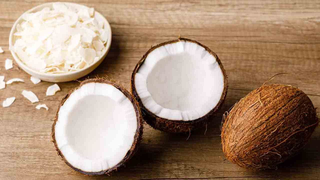 Raw Coconut: రోజూ చిన్న ముక్క తిన్నా.. కనిపెట్టలేనన్ని ఉపయోగాలు..