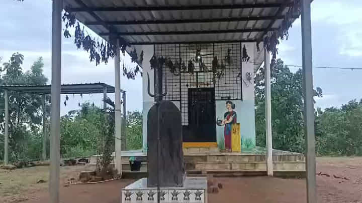 Video: తెల్లారి గుడికొచ్చిన పూజారి కళ్లెదుట ఊహించని సీన్.. ఆ తర్వాత జరిగిందిదే Video: తెల్లారి గుడికొచ్చిన పూజారి కళ్లెదుట ఊహించని సీన్.. ఆ తర్వాత జరిగిందిదే