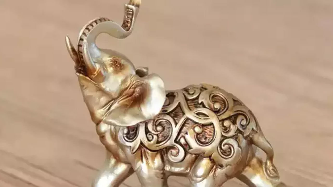 Elephant: పురాణాల ప్రకారం, ఏనుగు లక్ష్మీదేవి ఆశీర్వాదం పొందిందని నమ్ముతారు. లక్ష్మీదేవి ఆశీస్సులతో ఏనుగు విగ్రహాన్ని ఇంటికి తెచ్చుకోవడం వల్ల ఇంట్లో సానుకూలత పెరుగుతుంది. ఆర్థిక ఇబ్బందులు తొలగిపోయి, ధన ప్రవాహం పెరుగుతుంది. జ్యోతిశాస్త్రంలో ఏనుగు డబ్బు, శ్రేయస్సుకు చిహ్నంగా పరిగణిస్తారు. అందుచేత ఇంట్లో రాగి లేదా వెండి లేదా ఇత్తడి ఏనుగు విగ్రహాన్ని ఉంచడం వల్ల ఇంట్లో ఆర్థిక పరిస్థితులు మీకు అనుకూలంగా మారుతాయని చెబుతున్నారు. 