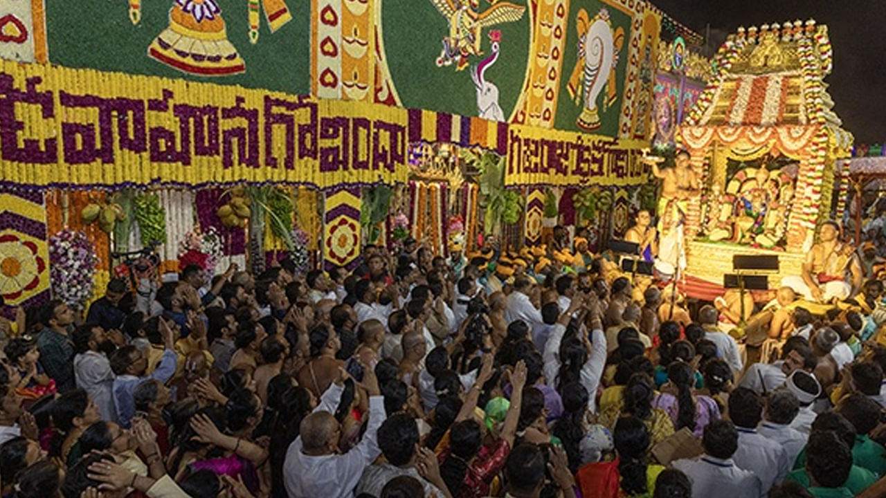 వాహ‌న‌సేవ‌లో తిరుమ‌ల శ్రీ‌శ్రీ‌శ్రీ పెద్ద‌జీయ‌ర్‌స్వామి, శ్రీ‌శ్రీ‌శ్రీ చిన్న‌జీయ‌ర్‌స్వామి, ఈవో శ్రీ జె శ్యామలరావు, అద‌న‌పు ఈవో సిహెచ్ వెంకయ్య చౌదరి, జేఈవోలు గౌత‌మి, వీర‌బ్ర‌హ్మం, సివిఎస్వో శ్రీ‌ధ‌ర్‌ ఇత‌ర అధికారులు పాల్గొన్నారు.