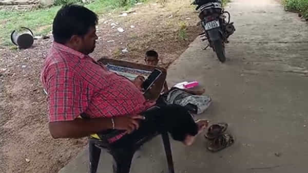బాధ్యతను విస్మరించిన బడి పంతులు..స్కూల్ లో సెల్ ఫోన్తో కుస్తీలు..!