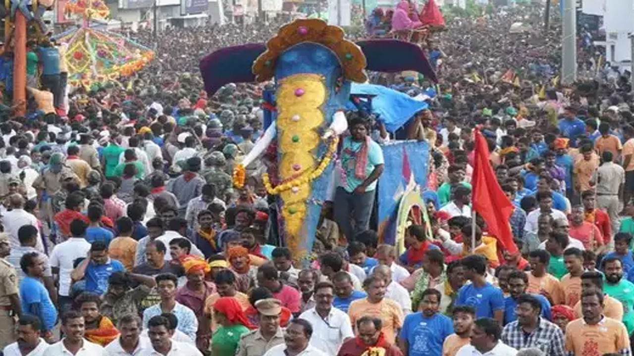 సిరిమానుకు ముందు సంప్రదాయబద్దంగా తిరిగే తెల్ల ఏనుగు, అంజలి రధాలు కూడా ముస్తాబవుతున్నాయి. లక్షలాది మంది భక్తుల మనోభావాలకు ఎలాంటి ఇబ్బందులు తలెత్తకుండా జిల్లా కలెక్టర్ డాక్టర్ బి ఆర్ అంబేద్కర్ తగు జాగ్రత్తలు తీసుకుంటూ పనులను పర్యవేక్షిస్తున్నారు.