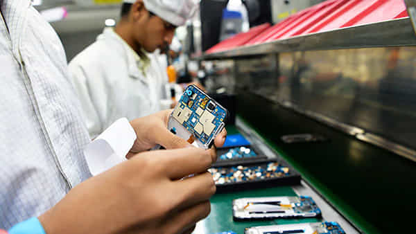 India Economy: దూసుకుపోతున్న దేశీయ స్మార్ట్ఫోన్ మార్కెట్.. భారీగా వృద్ధిరేటు..