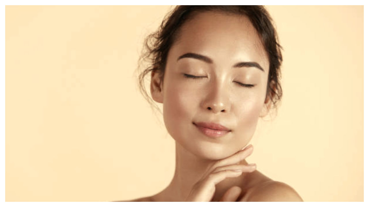 ఆ తర్వాత చర్మాన్ని ఎక్స్‌ఫోలియేట్ చేయాలి. చర్మాన్ని ఎక్స్ ఫోలియేట్ చేయడం వల్ల అదనపు నూనెలు వంటివి పోతాయి. మీ స్కిన్ షైనీగా మెరుస్తుంది. చాలా మంది తలకే నూనె సరిగా రాయరు. ఇక శరీరానికి అస్సలు రాయరు. చర్మానికి ఆయిల్ రాయడం వల్ల హైడ్రేట్ అవుతుంది.
