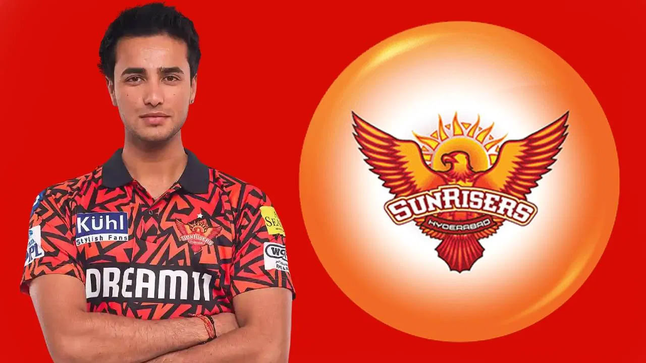 అభిషేక్ శర్మ: SRH ఫ్రాంచైజీ యువ లెఫ్టార్మ్ ఓపెనర్ అభిషేక్ శర్మను కూడా జట్టులో ఉంచుకోనున్నట్లు తెలుస్తోంది. రూ.14 కోట్లకు అభిషేక్ శర్మను సన్‌రైజర్స్ హైదరాబాద్ ఫ్రాంచైజీ కొనసాగించే ఛాన్స్ ఉంది.