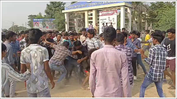 Students Fight: నడి రోడ్డుపై పొట్టుపొట్టు కొట్టుకున్న ఇంజనీరింగ్ విద్యార్థులు.. ఎందుకో తెలుసా?