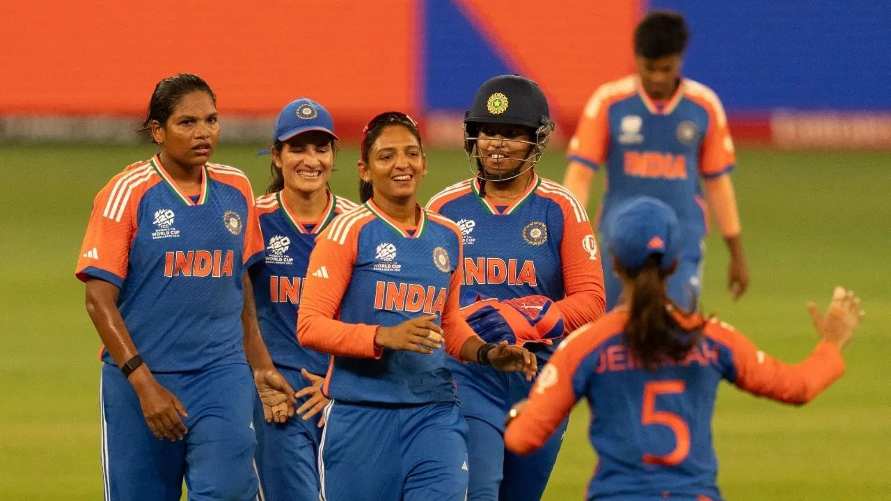 Womens T20 World Cup Semi Final Scenario: మహిళల టీ20 ప్రపంచకప్ 2024లో టీమ్ ఇండియాపై భారత అభిమానులు భారీ అంచనాలు పెట్టుకున్నారు. అయితే, ఈ టోర్నీ టీమ్ ఇండియాకు ఇప్పటి వరకు ప్రత్యేకంగా జరగలేదు. సెమీఫైనల్ రేసులో భారత జట్టు దూరమయ్యే ప్రమాదం ఉంది. సెమీ-ఫైనల్‌కు చేరుకోవడానికి టీమ్ ఇండియా ఇప్పుడు తన మిగిలిన మ్యాచ్‌లను గెలవాల్సి ఉంటుంది. కానీ, దాని విధి ఇతర జట్ల చేతుల్లో కూడా ఉందనడంలో ఎలాంటి సందేహం లేదు. టీ20 ప్రపంచ కప్ 2024లో, డిఫెండింగ్ ఛాంపియన్ ఆస్ట్రేలియా వర్సెస్ న్యూజిలాండ్ అక్టోబర్ 8న షార్జాలో తలపడనున్నాయి. ఈ మ్యాచ్ ఫలితం భారత జట్టుపై కూడా ప్రభావం చూపనుంది.