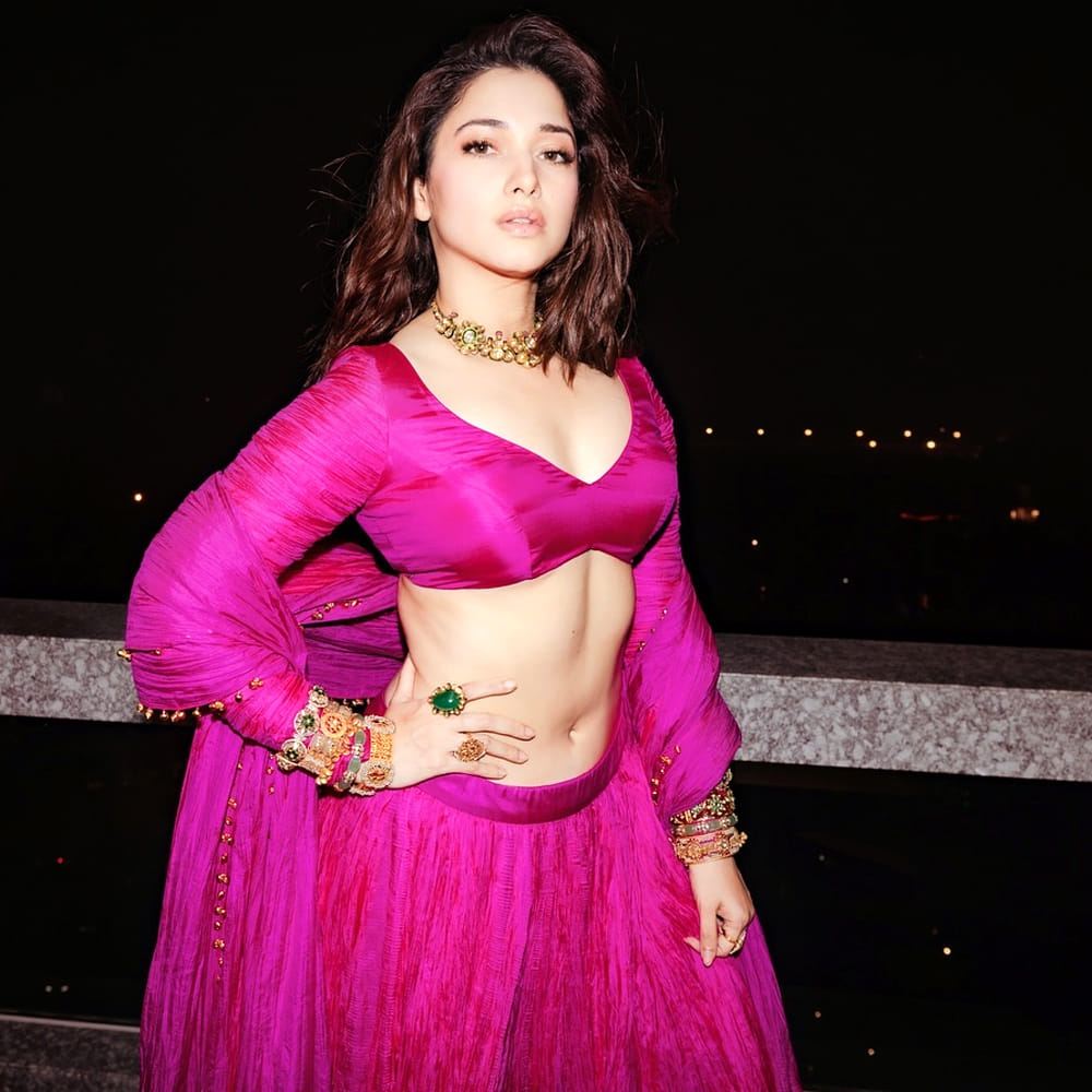 ఒకప్పుడు టాలీవుడ్ లో ఈ చిన్నది స్టార్ హీరోయిన్.. తక్కువ సమయంలోనే బాగా క్లిక్ అయ్యింది తమన్నా. అలాగే ఈ అమ్మడు చేసిన సినిమాలన్నీ మంచి విజయాన్ని అందుకున్నాయి. తెలుగులో దాదాపు స్టార్ హీరోలందరి సరసన సినిమాలు చేసింది.