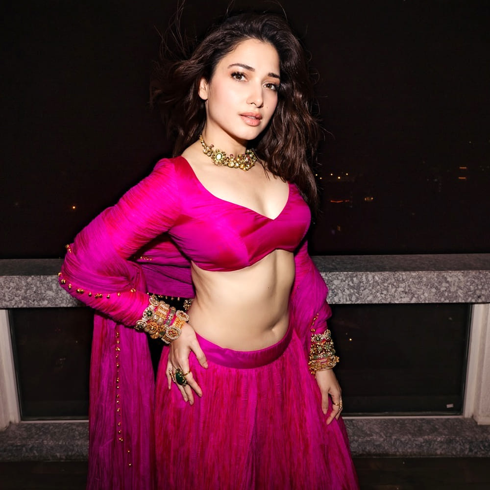 అలాగే డాన్స్ లోనూ దుమ్మురేపుతోంది ఈ బ్యూటీ. ప్రస్తుతం ఈ చిన్నది బాలీవుడ్ లో వెబ్ సిరీస్ లతో క్రేజ్ తెచ్చుకుంది. అలాగే స్పెషల్ సాంగ్స్ లోనూ మెప్పిస్తుంది. ఇటీవల అక్కడ స్త్రీ 2 సినిమాలో స్పెషల్ సాంగ్ చేసి క్రేజ్ తెచ్చుకుంది.