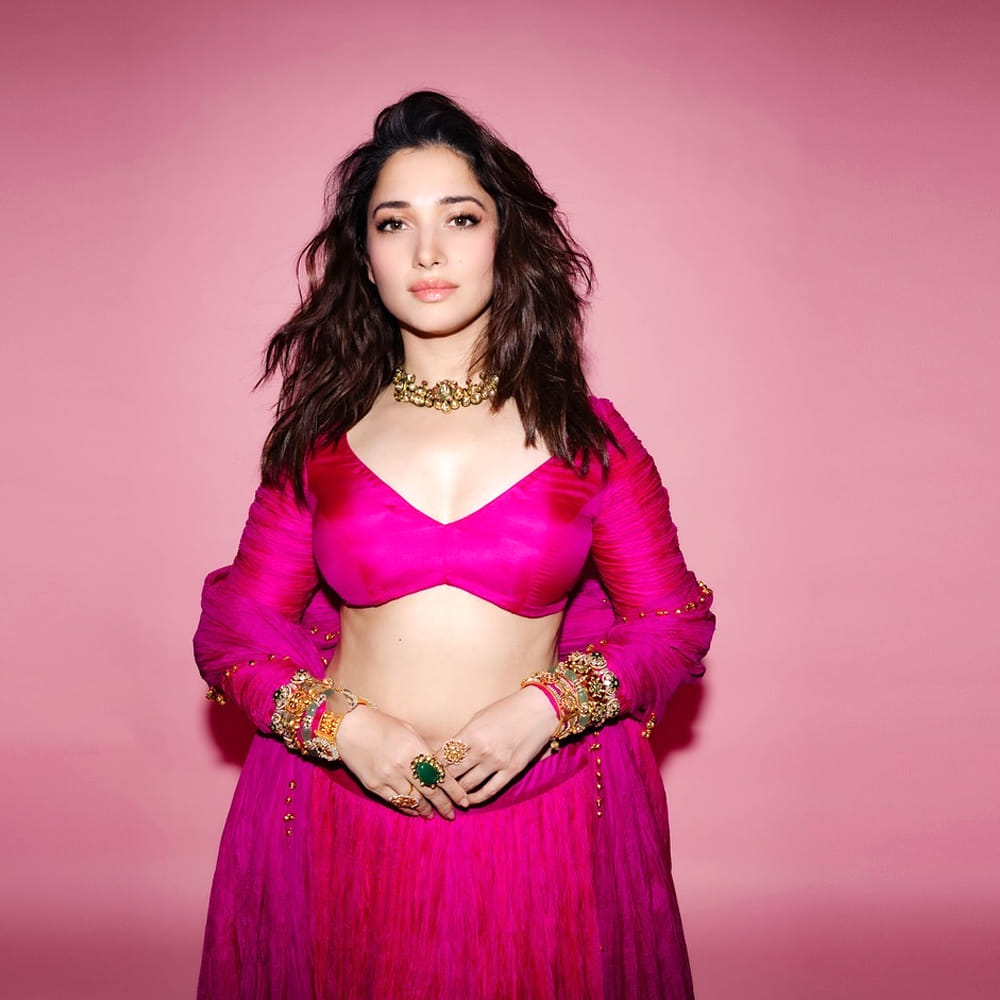 బాలీవుడ్ లోకి ఎంట్రీ ఇచ్చిన తర్వాత తమన్నా గ్రామర్ ట్రీట్ డబుల్ అయ్యింది. ఓ రేంజ్ లో అందాలు ఆరబోస్తుంది ఈ అమ్మడు. అందుకు తగ్గట్టుగానే సోషల్ మీడియాలో వేడి పుట్టించే ఫొటోలు, వీడియోలు షేర్ చేస్తుంది ఈ వయ్యారి భామ.