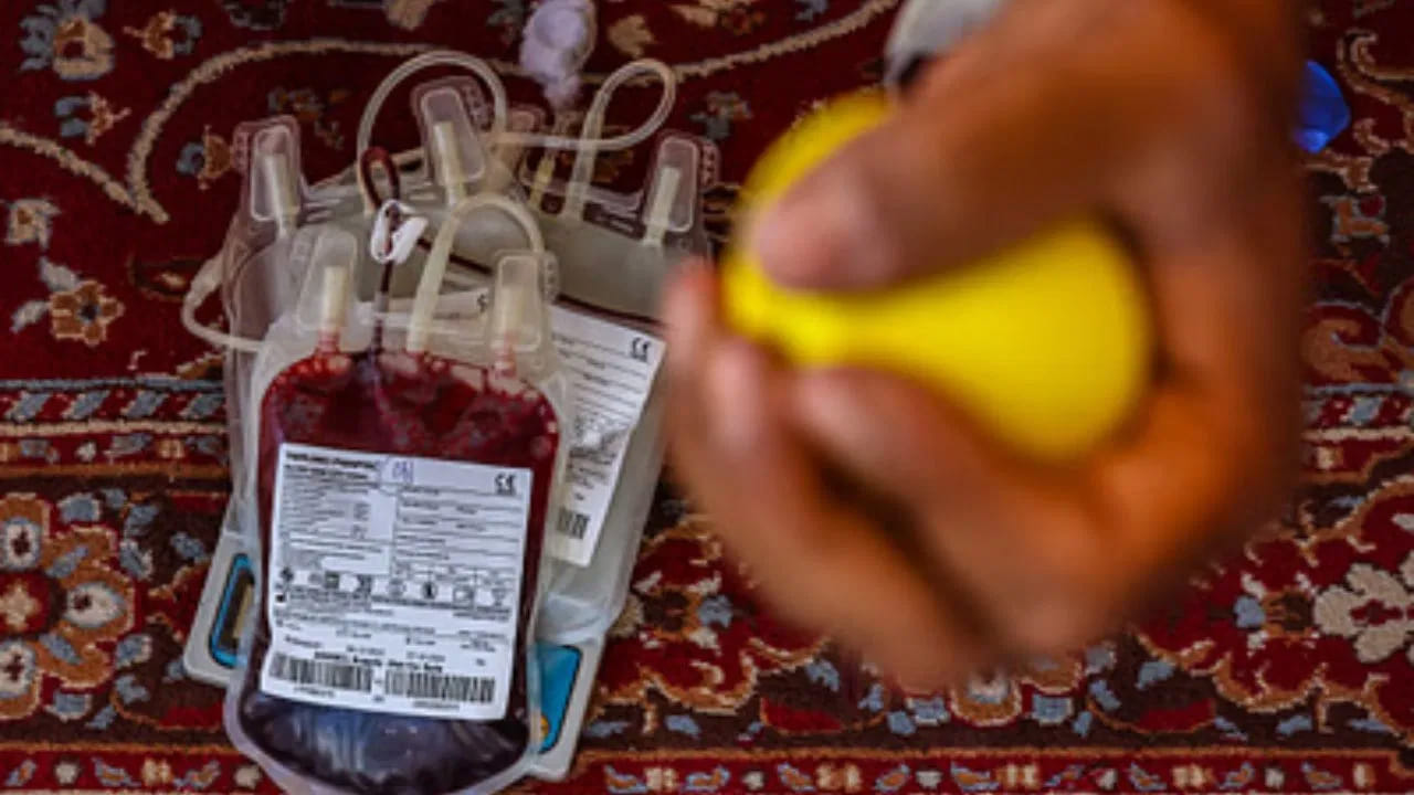 పచ్చబొట్లు ఎల్లప్పుడూ కొత్త సూదులు ఉపయోగించి చేయాలి. టాటూ వేసుకునే వ్యక్తి ఈ విషయాన్ని గుర్తించాలి. కొన్నిసార్లు చాలా మందికి ఒకే సూదులతో పచ్చబొట్టు వేస్తుంటారు. ఇలా వేయించుకుంటే పచ్చబొట్టు పొడిపించుకున్న వ్యక్తికి అంత మంచిది కాదు. ఇలాంటి సందర్భంలో రక్తం ద్వారా మూడు ప్రాణాంతక వ్యాధులు శరీరంలోకి ప్రవేశిస్తాయి. ఇది తరువాత రోగి శరీరానికి వ్యాపిస్తుంది.