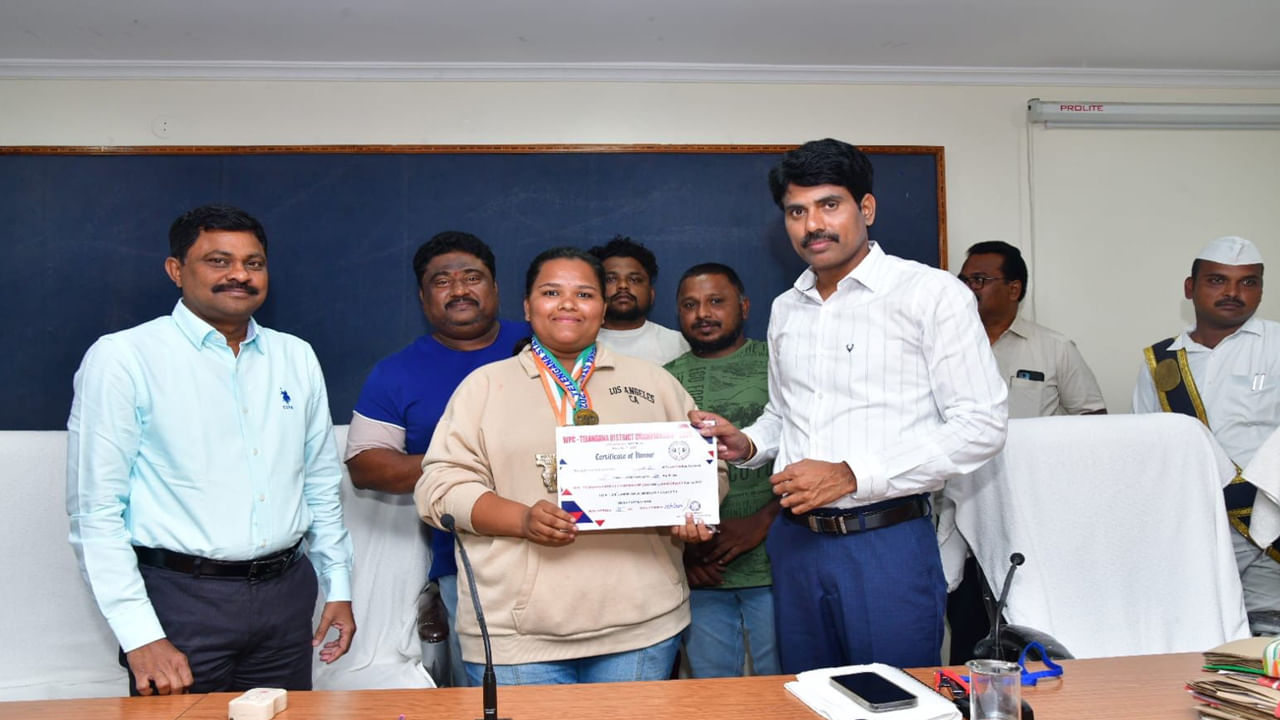 వెయిట్ లిఫ్టింగ్లో మెరిసిన నీలగిరి తేజం...మొదటి చాంఫియన్గా నల్లగొండ తేజస్వినిగౌడ్