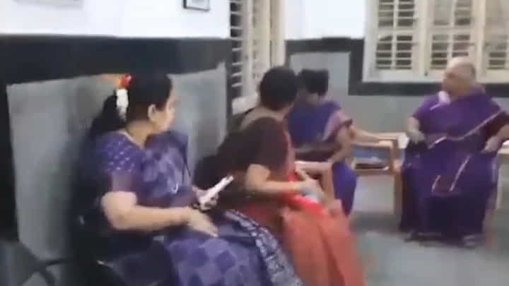Watch: గుడిలో శ్లోకాలు చదువుతున్న మహిళలు.. కిటికీలోంచి చేతివాటం చూపించిన దొంగ.. Watch: గుడిలో శ్లోకాలు చదువుతున్న మహిళలు.. కిటికీలోంచి చేతివాటం చూపించిన దొంగ..