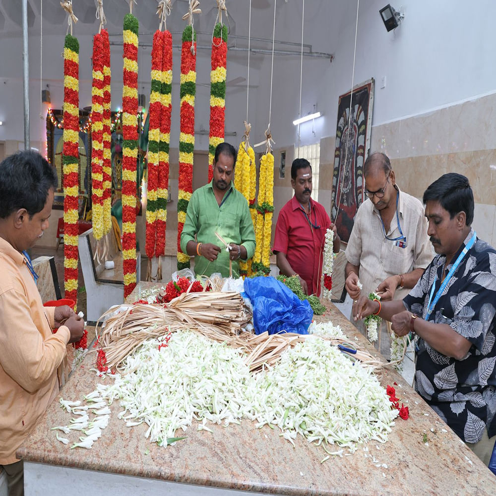 మాలలకు గానూ తిరుమల క్షేత్రంలో తులసి, చామంతులు, గన్నేరులు, సన్న జాజులు, మొల్లలు, మొగిలి, కమలం, కలువ, రోజాలు, గులాబీలు, సంపెంగలు, సుగంధాలు, మామిడాకులు, తమలపాకులు, పచ్చి పసుపు చెట్లు, కనకాంబరం, మరువం, మాచీ పత్రం, దవనం, బిలువం ఇలా రంగురంగులతో సుగంధ పరిమళాలును వెదజల్లే ఎన్నో పుష్ప జాతులను, పత్రాలను శ్రీవారి పుష్ప కైంకర్యంలో వినియోగిస్తున్నారు.