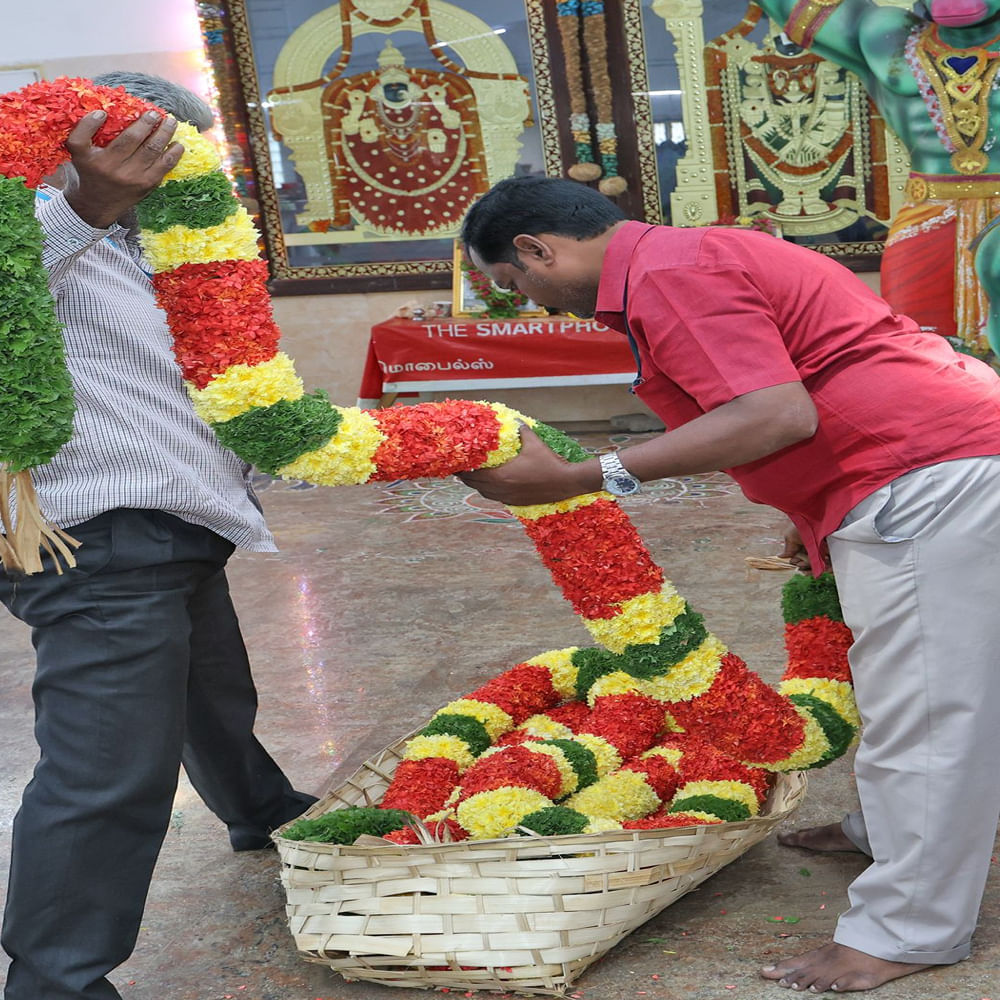 ఇక బంగారువాకిలి ద్వారపాలకులకు రెండు దండలు, గురడాళ్వారు కు ఒక దండ. వరదరాజస్వామి మరొక దండ, వకుళమాలిక ఒక దండ, భగవద్రామానుజులుమూలమూర్తి, ఉత్సవమూర్తికి	రెండు దండలు. యోగనరసింహస్వామికి	ఒక దండ. విష్వక్సేనులవారికి ఒక దండ. పోటు తాయారుకు ఒక దండ, బేడి ఆంజనేయస్వామికి మరో పూల దండ, శ్రీ వరాహస్వామి ఆలయానికి 	మూడు దండలను టిటిడి సమకూర్చుతోంది.