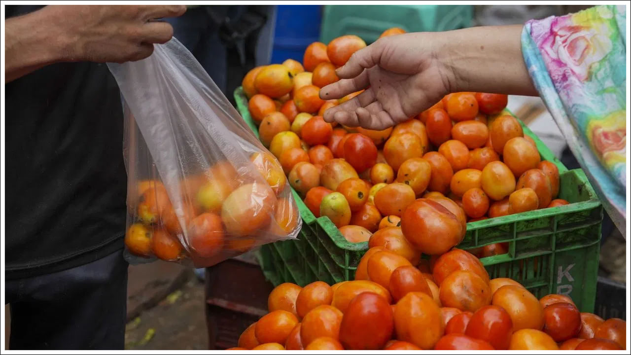 Tomato Prices: సామాన్యులకు షాకిస్తున్న టమాట ధరలు.. కిలోకు రూ.100..!