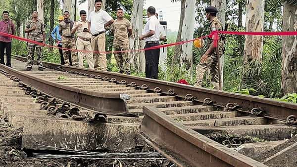 Jharkhand: తృటిలో తప్పిన పెను ప్రమాదం.. రైల్వే ట్రాక్ను పేల్చేసిన దుండగులు!