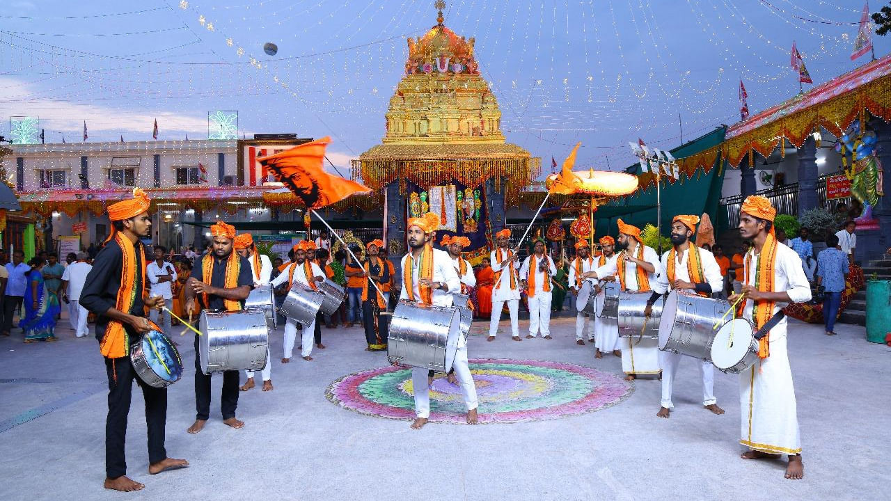 ఏడువారాల ఏడు ప్రదక్షణల వెంకటేశ్వర స్వామిగా భక్తులకు రోజు దర్శనమిస్తున్నారు వెంకటేశ్వర స్వామి...గోదావరి నదీ జల సంగ్రహణం, లక్ష కుంకుమార్చన, మహాలక్ష్మి హోమం, చూర్ణోత్సవం, కల్కి అలంకరణతో అశ్వ వాహన సేవ. కేరళ వాయిద్యాలు, డోలు సన్నాయితో పాటు మహారాష్ట్ర వాయిద్య కళాకారులతో పాటు పలు సాంస్కృతిక ప్రదర్శనలు నిర్వహిస్తున్నామని ఆలయ అర్చకులు తెలిపారు 