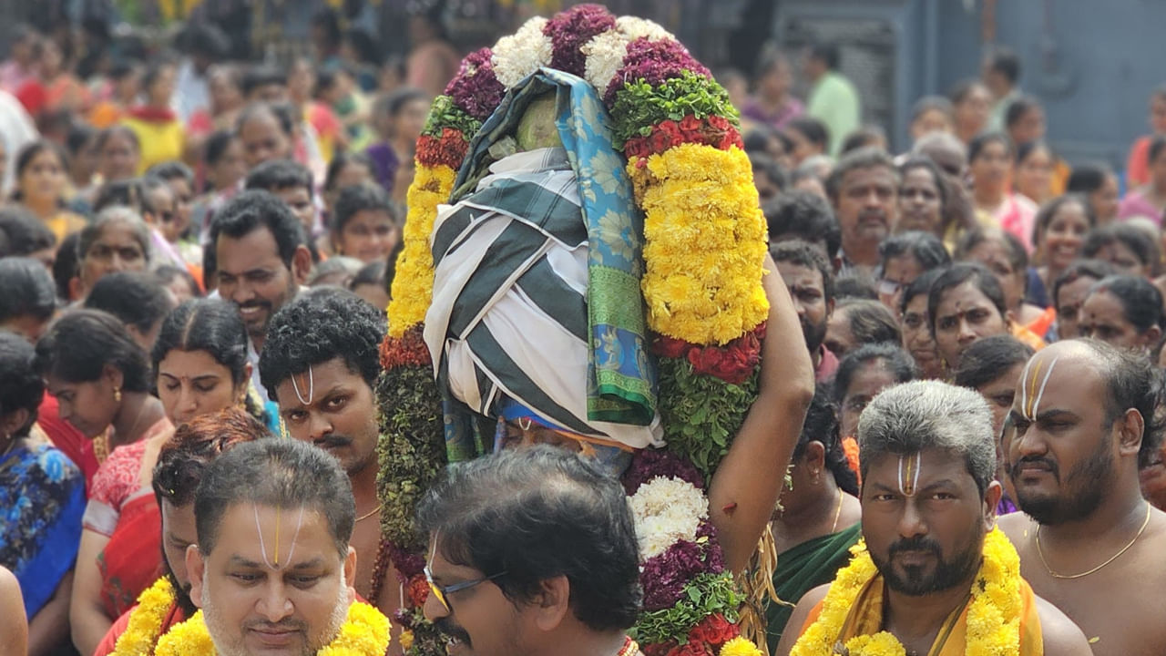 ఆగమ శాస్త్ర ప్రకారం ఖండవిల్లి రాజేశ్వరవరప్రసాదాచార్యులు బ్రహ్మత్వంలో వేదపండితులు, అర్చక బృందం, బ్రహ్మోత్సవాల ముగింపు వేడుకల్లో భాగంగా చూర్ణోత్సవాన్ని విభూది జల్లుకుంటూ ఘనంగా నిర్వహించారు. 