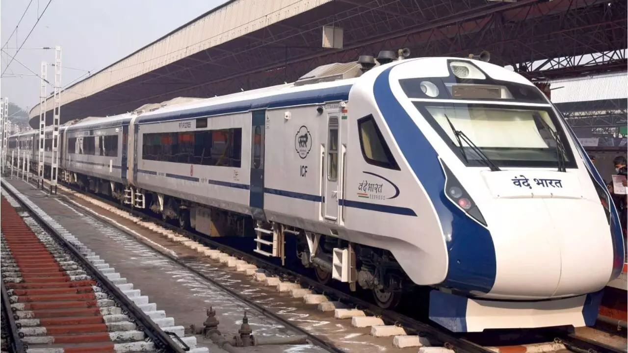 Vande bharat express: సినిమా షూటింగ్‌లకూ వందే భారత్ రైలు.. తొలిసారిగా చిత్రీకరించిన దర్శకుడు ఇతడే