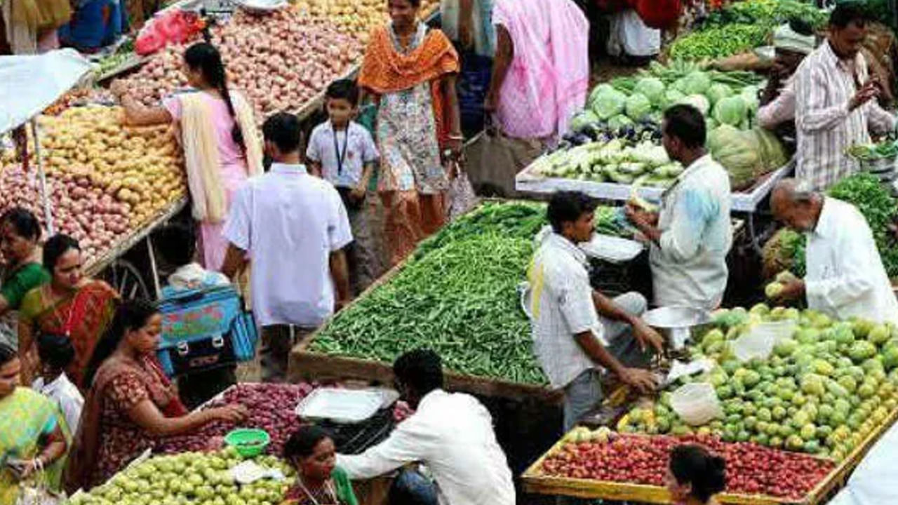 గత కొన్ని రోజులుగా సామాన్యుల పరిస్థితి అధ్వాన్నంగా మారింది. నిత్యావసరాలు మొదలు అన్ని విషయాల్లోనూ షాక్‌ల మీద షాక్‌లు తగులుతున్నాయి. రోజురోజుకీ నిత్యావసర వస్తువుల ధరలు ఆకాశాన్ని అంటుతూ చుక్కలు చూపిస్తున్నాయి. తెలుగు రాష్ట్రాల్లో దాదాపు అన్ని కూరగాయ ధరలు సెంచరీ మార్క్‌ చేరుకున్నాయి. 10 రోజల క్రితం వరకు కిలో రూ.20 నుంచి 30 రూపాయలుగా ఉన్న టమాటా ధర ఇవాళ రూ.100కి చేరుకుంది. రానున్న రోజుల్లో కిలో రూ.120కి చేరే అవకాశం లేకపోలేదు అంటున్నారు విశ్లేషకులు. అటు, ఉల్లిపాయల ధర శనివారం రూ.40-రూ.60 ఉండగా, ప్రస్తుతం రూ.80కి చేరుకుంది. ఈ నేపథ్యంలోనే కూరగాయల ధరలపై ఆర్‌బిఐ కూడా ఓ అధ్యయనం వెల్లడించింది. 