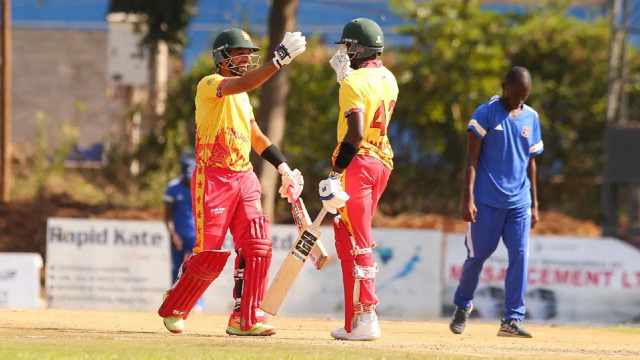 Zimbabwe vs Gambia: టీ20 క్రికెట్ చరిత్రలో అత్యంత ఖరీదైన ఓవర్లు బౌలింగ్ చేసిన పేలవమైన రికార్డ్ మూసా జోబార్టే పేరులో చేరింది. అది కూడా 24 బంతుల్లోనే 93 పరుగులు ఇవ్వడం గమనార్హం. అంటే, ఇక్కడ బౌలర్ కేవలం 7 పరుగుల తేడాతో సెంచరీ మిస్సయ్యాడన్నమాట.