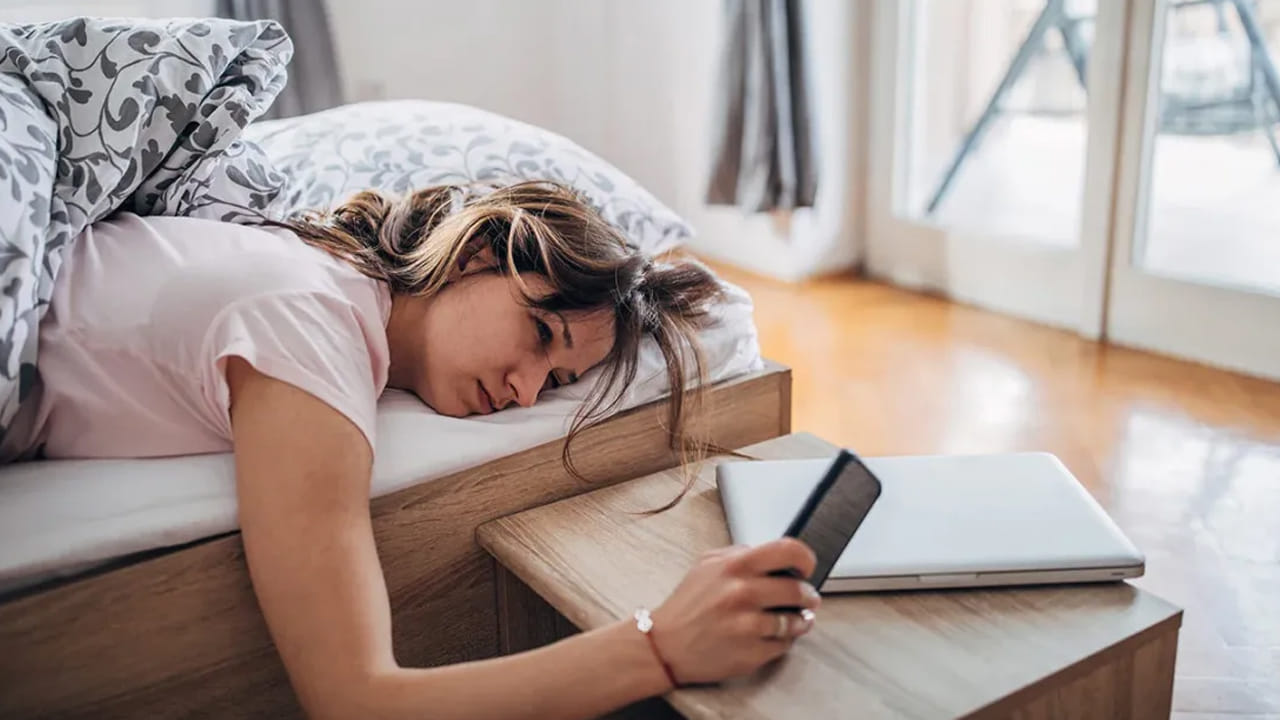 ఆరోగ్యంగా ఉండాలంటే నిద్ర చాలా ముఖ్యం. నిద్ర లేకపోవడం వల్ల శరీరంలో అనేక వ్యాధులు వస్తాయి. మీరు రోజువారీ పనిని చేసే సహాయంతో నిద్ర మీకు ప్రతి రోజు పనికి కొత్త శక్తిని ఇస్తుంది. నిద్రపోతున్నప్పుడు, మన శరీరంలో అనేక హార్మోన్లు విడుదలవుతాయి. ఇది మన మొత్తం ఆరోగ్యానికి చాలా ముఖ్యమైనది.