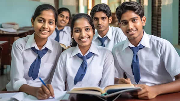 SSC Public Exams: పదో తరగతి పబ్లిక్ పరీక్షలు తెలుగులోనూ రాసుకోవచ్చు.. విద్యాశాఖ కీలక నిర్ణయం