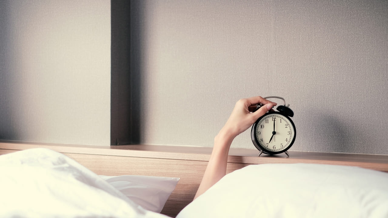 అయితే మనం రోజూ ఎన్ని గంటలు నిద్రపోవాలో తెలుసా? నిపుణుల అభిప్రాయం ప్రకారం, ఆరోగ్యంగా ఉండటానికి, మీరు రోజుకు 7 నుండి 8 గంటలు నిద్రపోవాలి, దీని కంటే తక్కువ నిద్ర ఉంటే, శరీరంపై అనేక ప్రతికూల ప్రభావాలు కనిపిస్తాయి.