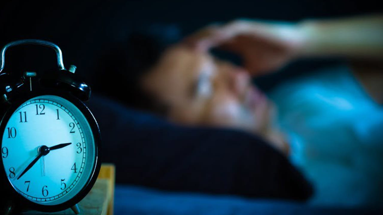 రాత్రిపూట తక్కువ నిద్రపోవడం వల్ల శారీరక సమస్యలే కాకుండా అనేక మానసిక సమస్యలకు కూడా కారణం అవుతోంది. ఎందుకంటే నిద్ర మన శరీరంతో పాటు మన మనస్సుపై కూడా ప్రతికూల ప్రభావాన్ని చూపుతుంది. పెన్సిల్వేనియా స్టేట్ యూనివర్శిటీకి చెందిన పరిశోధకులు నిద్రలేమి కారణంగా, అధిక కేలరీల ఆహారాన్ని తిన్న తర్వాత మనకు కడుపు నిండినట్లు అనిపిస్తుంది.