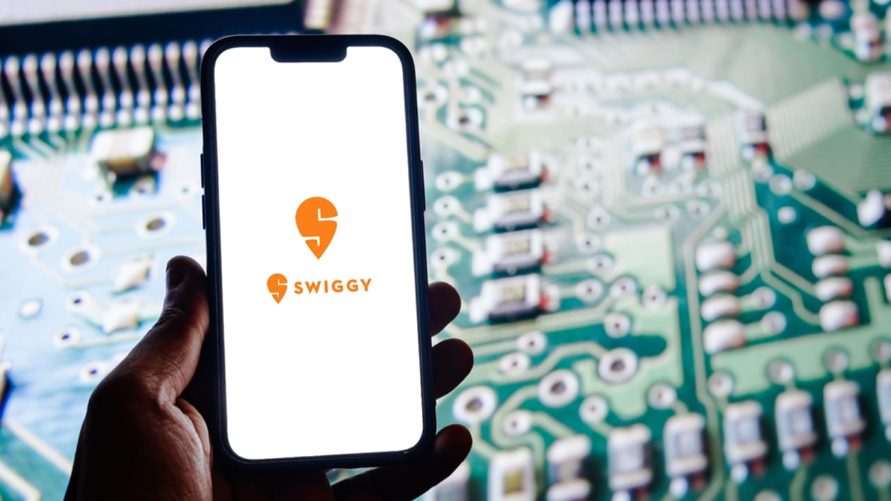 Swiggyలో కూడా ఈ రకమైన సర్వీస్ అందుబాటులో ఉంది. Swiggy 2018లో ముందస్తు ఆర్డర్‌లను ప్రారంభించింది. అయితే, ఇప్పుడు దాని అధికారిక వెబ్‌సైట్‌లోని హెల్ప్ & సపోర్ట్ పేజీలో Swiggy ముందస్తు ఆర్డర్‌లను తీసుకోదని స్పష్టం చేయబడింది.