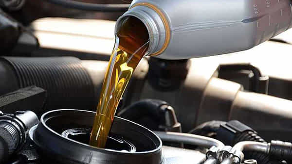 Engine Oil: ఒరేయ్ ఇక దేన్ని వదిలిపెడతారురా మీరు.. ఇంజన్ ఆయిల్ని కూడానా..