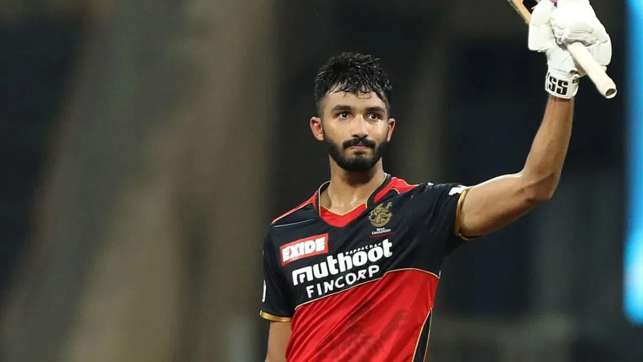 IPL మెగా వేలం రెండో రోజు చివరి క్షణంలో RCB మరో కన్నడిగను కొనుగోలు చేసింది. ఆర్‌సీబీతో ఐపిఎల్ కెరీర్ ప్రారంభించిన యువ బ్యాట్స్‌మెన్ దేవదత్ పడిక్కల్‌ను ఆర్‌సిబి బేస్ ధర రూ.2 కోట్లకు కొనుగోలు చేసింది.