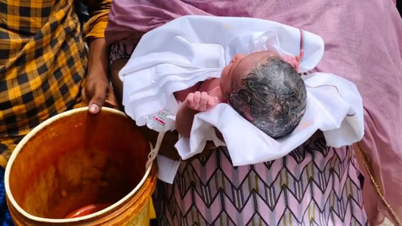 Baby Flushed in Toilet: అప్పుడే పుట్టిన శిశువును చంపి.. ఆసుపత్రి టాయిలెట్లో పడేసి ఫ్లష్! చేతులేలా వచ్చాయో..