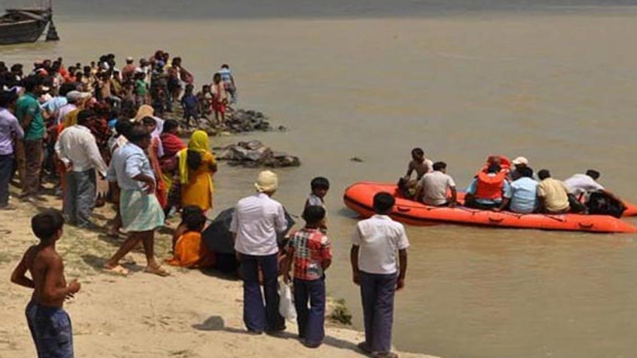 Boat Accident: గంగా నదిలో ఘోర ప్రమాదం.. పడవ మునిగి, ఏడుగురు గల్లంతు..!