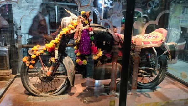 Mystery Temple: ఈ ఆలయంలో రాయల్ ఎన్ఫీల్డ్ కి పూజలు.. ప్రమాదాలను నివారించే బులెట్ బాబా టెంపుల్ ఎక్కడంటే..