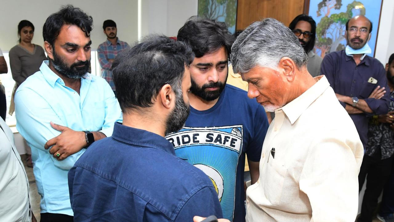  ఇక రామ్మూర్తి నాయుడు కన్నుమూయడంతో అతని కుమారులు  హీరో నారా రోహిత్,  గిరీశ్ శోక సంద్రంలో మునిగిపోయారు. ముఖ్యంగా తండ్రి భౌతిక కాయాన్ని చూసి నారా రోహిత్ కన్నీళ్లు పెట్టుకున్నాడు.

