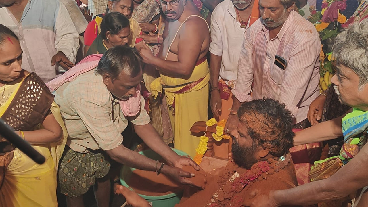 ఒకసారి ఈ ఫోటో చూడండి. వంద కేజీల కారంతో శివస్వామికి అభిషేకం చేస్తున్నారు భక్తులు. ఈ కారం అభిషేకం ఏలూరు జిల్లా దొరసానిపాడులోని శ్రీ శివ దత్త  ప్రత్యంగిరి  ఆశ్రమంలో జరిగింది. 