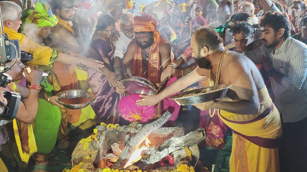 హిరణ్యకశికుడిని నరసింహస్వామి వధించిన అనంతరం స్వామివారి ఉగ్రరూపాన్ని  తగ్గించేందుకు ప్రత్యంగరి దేవి ఉద్భవించిందనీ పురాణాలు చెబుతున్నాయి. అయితే ప్రత్యంగిరీ దేవికి ఎండుమిరపకాయలు అంటే ఎంతో ఇష్టం. అంతేకాక ప్రత్యంగిరీ దేవికి ఎండుమిరపకాయలను మెడలో హారంగా చేసి దండలు వేసి పూజిస్తారు. అలాంటి ఎండుమిరపకాయలను కారం చేసి ప్రత్యంగిరి ఆవాహనలో ఉన్న శివ స్వామిని అభిషేకిస్తే వారికి బాధలు, కష్టాలు తొలగిపోతాయన్నది నమ్మకం. 