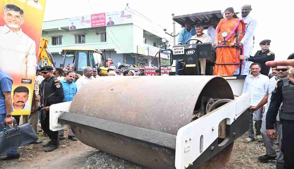 CM Chandrababu: రోడ్డు రోలర్ ఎక్కిన సీఎం చంద్రబాబు.. డ్రైవర్‌తో ఆసక్తిగా ఏం మాట్లాడారో తెలుసా..?!