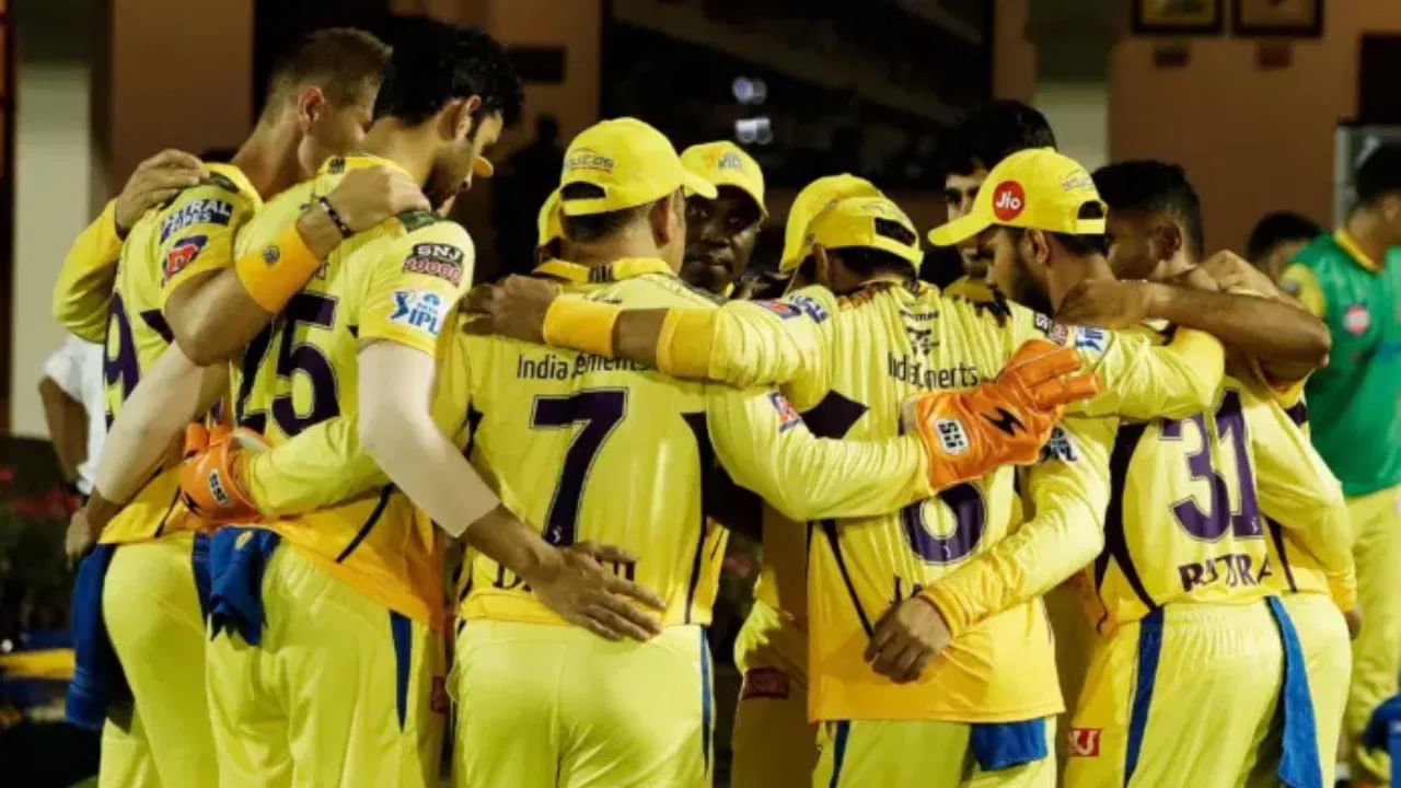 ధోనీతో పాటు, CSK ఫ్రాంచైజీ మెగా వేలానికి ముందు కెప్టెన్ రుతురాజ్ గైక్వాడ్ (రూ. 18 కోట్లు), మతీషా పతిరానా (రూ. 13 కోట్లు), శివమ్ దూబే (రూ. 12 కోట్లు), రవీంద్ర జడేజా (రూ. 18 కోట్లు)లను రిటైన్ చేసుకుంది. ఐదుగురు ఆటగాళ్లను అట్టిపెట్టుకున్న సీఎస్‌కే తన పర్సు నుంచి రూ.65 కోట్లు, రూ.55 కోట్లు వెచ్చించింది.