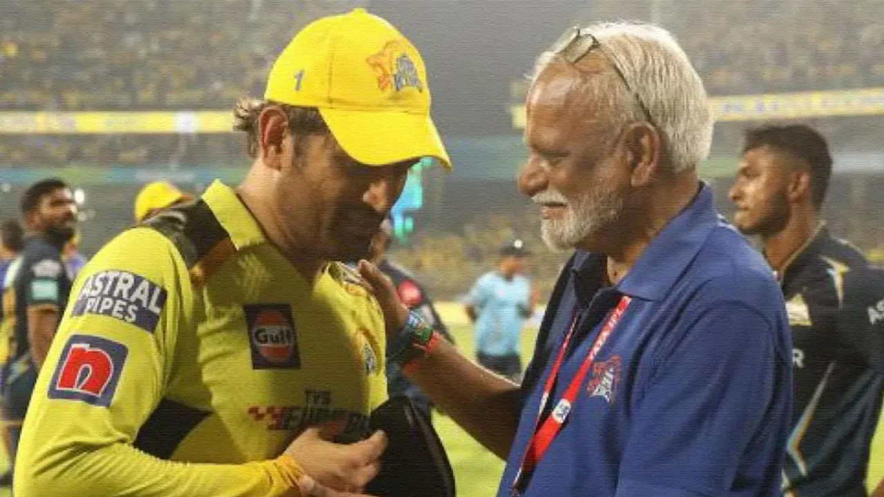 Dhoni's IPL Future: టీమిండియా మాజీ కెప్టెన్ మహేంద్ర సింగ్ ధోనీ అంతర్జాతీయ క్రికెట్‌కు వీడ్కోలు పలికి ఏళ్లు గడిచాయి. అయితే, ధోని మాత్రం ఐపీఎల్‌లో ఆడుతూ అభిమానులను అలరిస్తున్నాడు. అయితే, గత రెండు ఎడిషన్ల నుంచి ధోనీ ఐపీఎల్‌కు గుడ్‌బై చెబుతున్నాడనే వార్తలు వినిపిస్తున్నాయి. దీనిపై ధోనీ కానీ, సీఎస్‌కే కానీ ఎలాంటి ప్రకటన చేయలేదు. ఇప్పుడు దీనిపై సీఎస్‌కే సీఈవో కాశీ విశ్వనాథ్ మౌనం వీడారు.