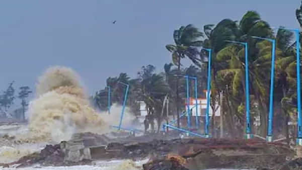 Cyclone Fengal: ఫెంగల్ తుఫాన్ విధ్వంసం..! గగుర్పాటు కలిగించే ఆ భయానక వీడియోలు వైరల్.. IMD అలర్ట్..!!