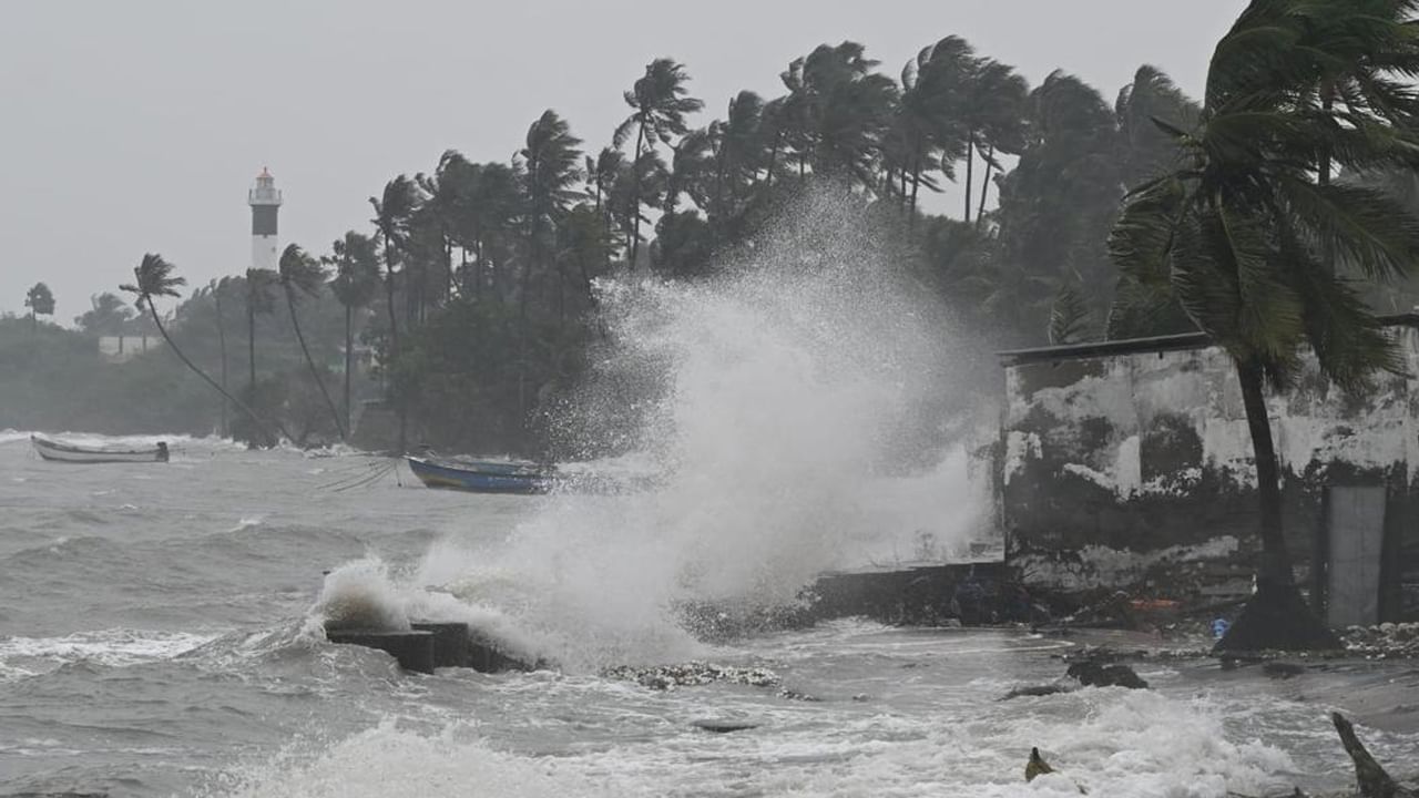 Cyclone Fengal: బంగాళాఖాతంలో తీవ్ర వాయుగుండం.. నేడు రేపు ఏపీలో వానలే వానలు.. రైతులు తగిన జాగ్రత్తలు తీసుకోవాలని హెచ్చరిక..