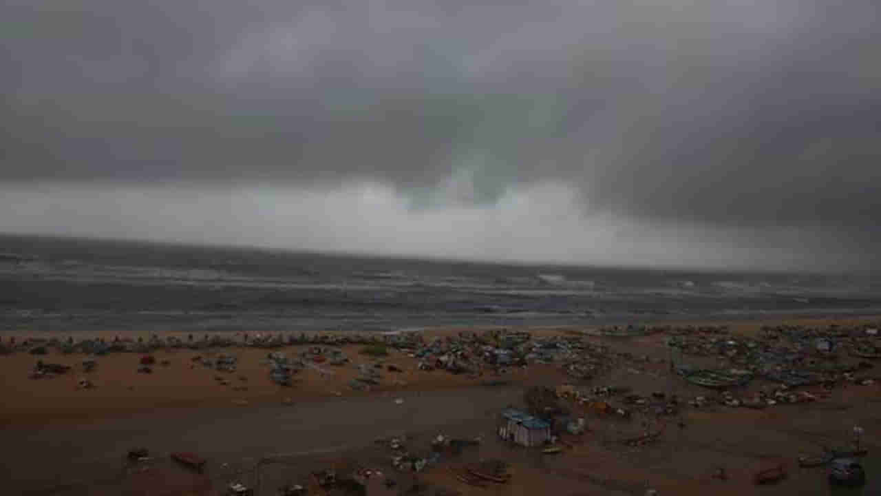 Fengal Cyclone: వామ్మో.. హడలెత్తిస్తున్న ‘ఫెయింజల్‌’ తుఫాన్.. ఆ జిల్లాలకు రెడ్ అలర్ట్.. లేటెస్ట్ వెదర్ రిపోర్ట్..